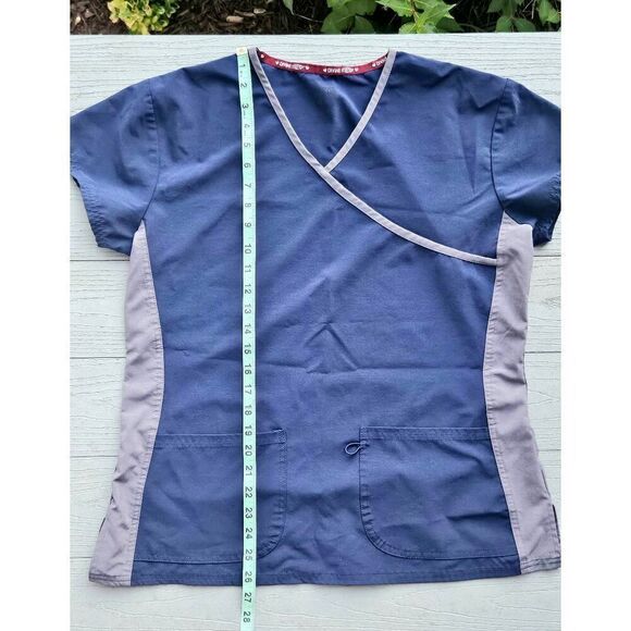 DIVINE STRETCH v neck scrub top preloved medium - Picture 9 of 11